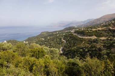 Himare ve Saranda arasında Arnavutluk 'taki İyon Denizi üzerinde Akdeniz manzarası
