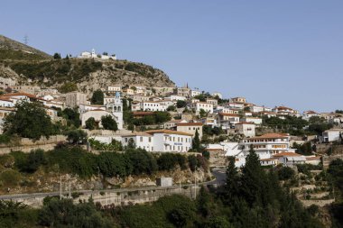 Dhermi, Arnavutluk, 9 Temmuz 2019: Arnavutluk dağlarındaki Akdeniz kıyısındaki geleneksel dağ köyü