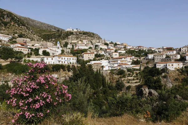 Dhermi, Albânia, 9 de julho de 2019: Aldeia de montanha tradicional acima do mar Mediterrâneo nas montanhas albanesas — Fotografia de Stock