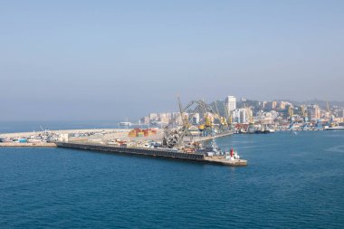 Durres, Arnavutluk, 4 Temmuz 2019: Durres Arnavutluk 'taki sanayi limanı vinç ve konteynırlarla dolu