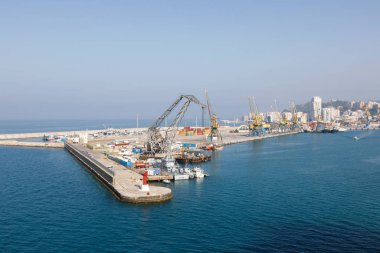 Durres, Arnavutluk, 4 Temmuz 2019: Durres Arnavutluk 'taki sanayi limanı vinç ve konteynırlarla dolu
