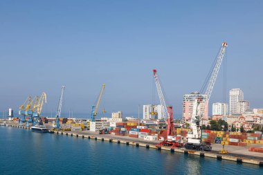 Durres, Arnavutluk, 4 Temmuz 2019: Durres Arnavutluk 'taki sanayi limanı vinç ve konteynırlarla dolu