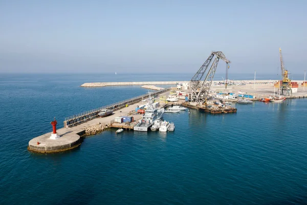 Durres, Albania, 4 de julio de 2019: Puerto industrial en Durres Albania con grúas y contenedores de carga — Foto de Stock