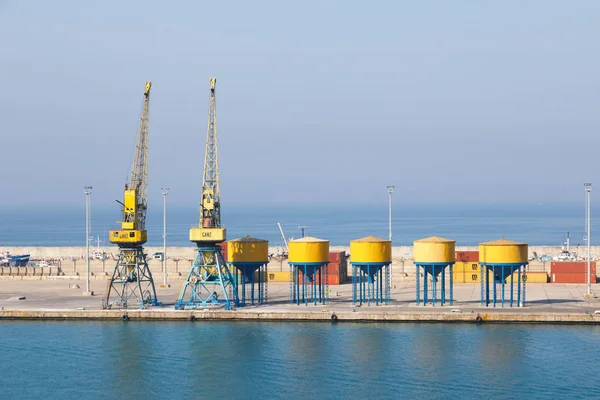 Durres, Albanië, 4 juli 2019: Industriële haven in Durres Albanië met laadkranen en containers — Stockfoto