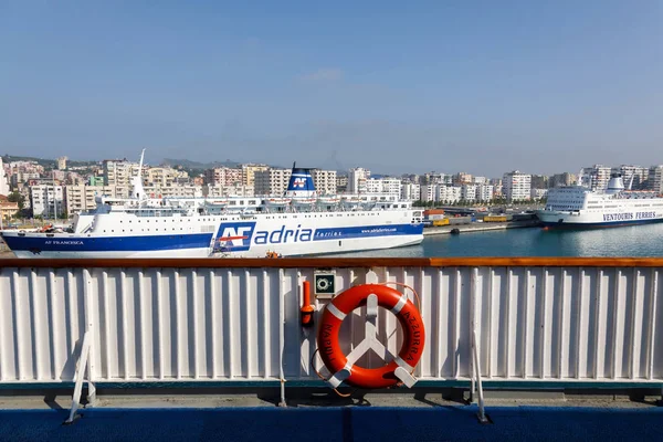 Durres, Albania, 4 de julio de 2019: Vista desde un ferry de pasajeros con boya salvavidas en primer plano sobre la ciudad de Durres con otros transbordadores —  Fotos de Stock