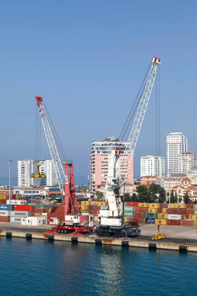 Durres, Albania, 4 de julio de 2019: Puerto industrial en Durres Albania con grúas y contenedores de carga — Foto de Stock