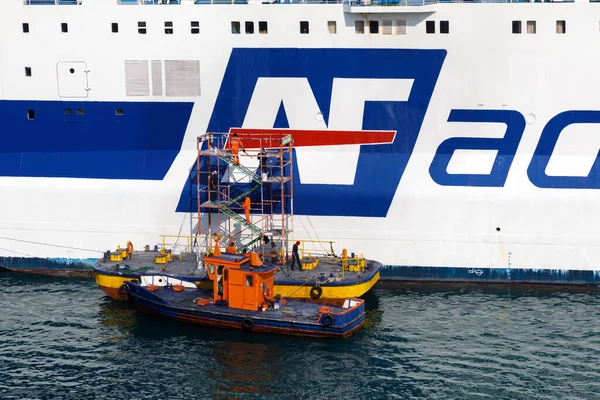 Durres, Albania, 4 de julio de 2019: Un ferry de pasajeros está siendo repintado en el puerto de Durres —  Fotos de Stock