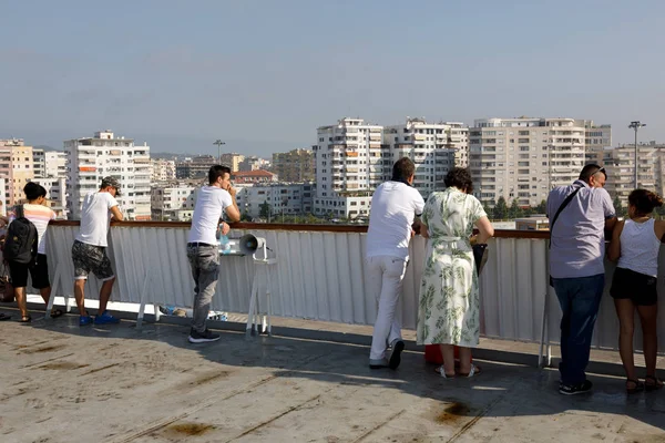 Δυρράχιο, Αλβανία, 4 Ιουλίου 2019: Οι επιβάτες παρακολουθούν την προσγείωση στο λιμάνι του Δυρραχίου στο κατάστρωμα — Φωτογραφία Αρχείου