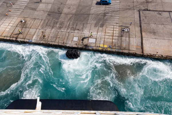 Durres, Albânia, 4 de julho de 2019: Fechar a manobra de ancoragem de balsas no porto de Durres — Fotografia de Stock