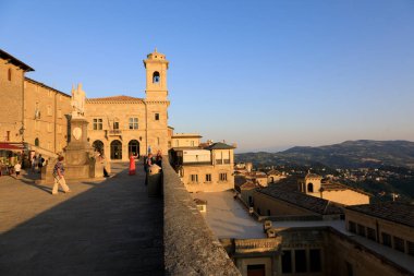 San Marino, San Marino Cumhuriyeti, Temmuz 12019: Parva Domus kilisesi ile San Marino Özgürlük Meydanı