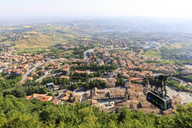 San Marino, San Marino Cumhuriyeti, Temmuz 12019: San Marino Cumhuriyeti 'ndeki kale kayasına bağlı City Cable Car
