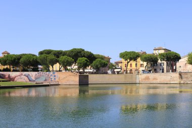 Rimini, İtalya, 2 Temmuz 2019: Plazza sull Acqua, Rimini 'deki Tiberius Köprüsü' nde park