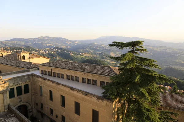 Cidade velha de San Marino com a paisagem montanhosa no fundo — Fotografia de Stock