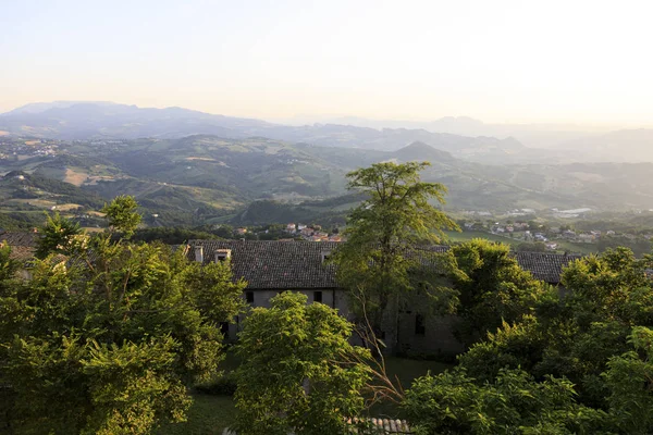 Cidade velha de San Marino com a paisagem montanhosa no fundo — Fotografia de Stock