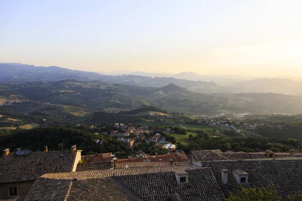 Gamla stan i San Marino med kuperat landskap i bakgrunden — Stockfoto