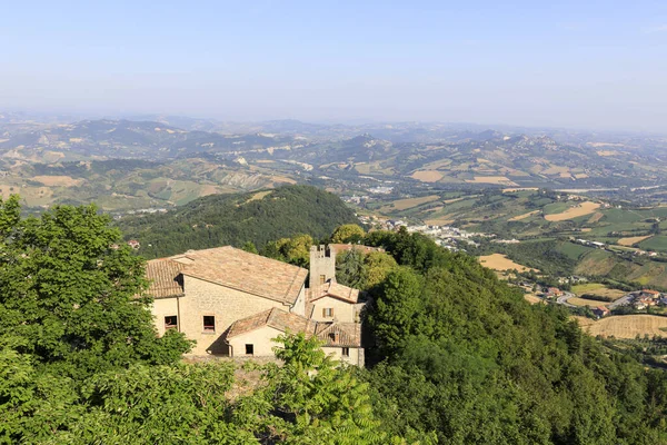Arka planda tepe manzaralı eski San Marino kasabası. — Stok fotoğraf