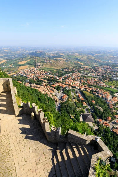 Guaita slott i San Marino. Utanför Rocca della Guaita slott. Utsikt mot nedre delen av San Marino — Stockfoto