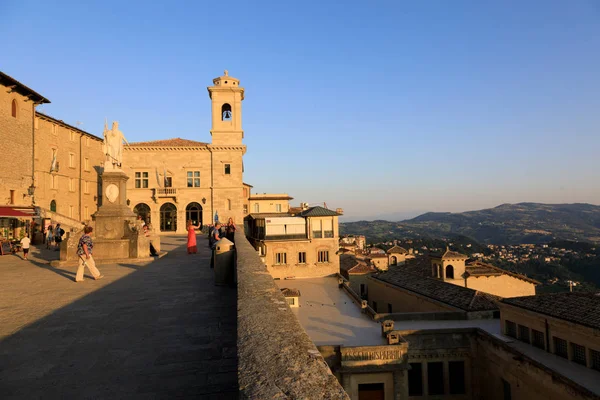 San Marino, República de San Marino, 1 de julho de 2019: Praça da Liberdade em San Marino com a igreja Parva Domus — Fotografia de Stock