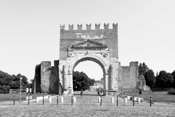 Rimini, Itália, 2 de julho de 2019: Arco de Augusto em Rimini. Destino famoso em Rimini arco triunfal — Fotografia de Stock