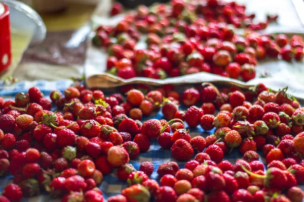 테이블에 뿌려진 딸기 — 스톡 사진