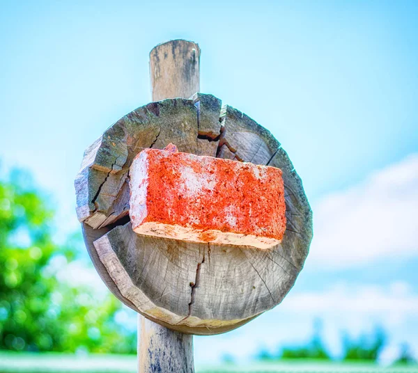 ahşap doğal tuğla ile dur işareti yapılmış