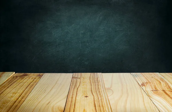 木製のテーブルと黒板の背景 — ストック写真