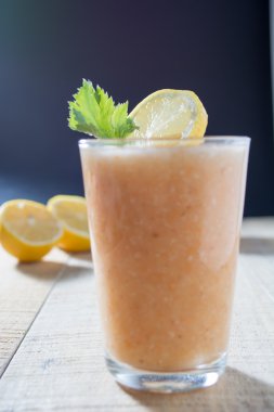 Yeşil yaprakları ile dekore edilmiş taze limonata