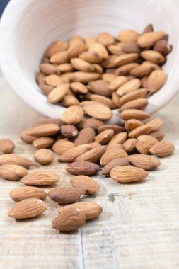 Kase üzerinden dökülen badem