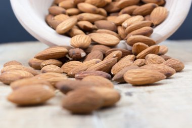 Kase üzerinden dökülen badem