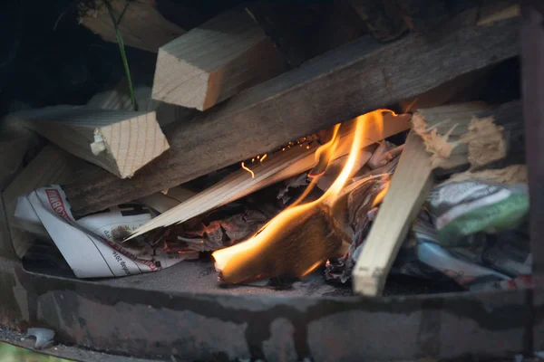 Печь в поле с огнем — стоковое фото