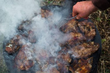 Odun sobası üzerinde ızgara et