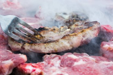 Odun sobası üzerinde ızgara et