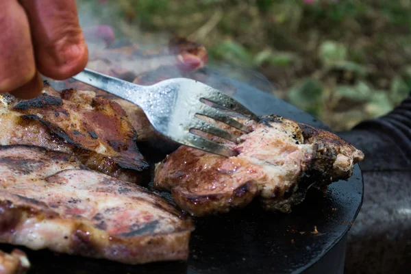 Grelhar carne no fogão a lenha — Fotografia de Stock