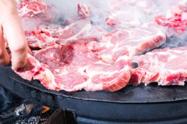 Odun sobası üzerinde ızgara et