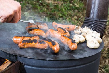 Odun sobası üzerinde ızgara et