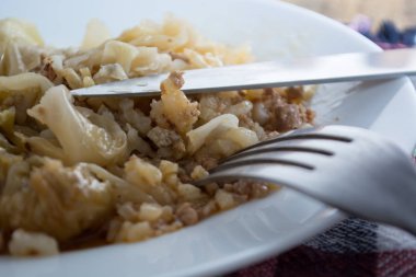 Beyaz tabak içinde servis Sırp yemek tarifleri