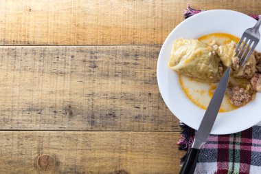 Beyaz tabak içinde servis Sırp yemek tarifleri