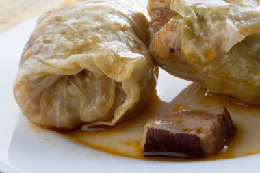 Beyaz tabak içinde servis Sırp yemek tarifleri