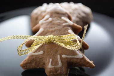 Gingerbread çerezleri siyah plaka üzerinde