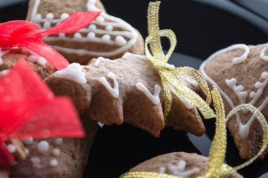 Gingerbread çerezleri siyah plaka üzerinde