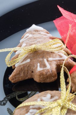 Gingerbread çerezleri siyah plaka üzerinde