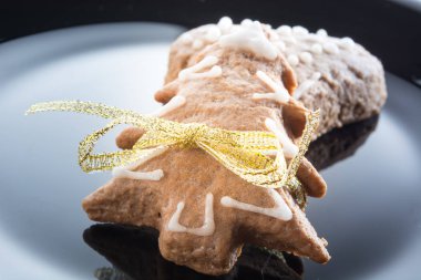 Gingerbread çerezleri siyah plaka üzerinde