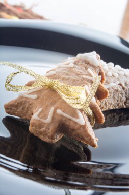 Gingerbread çerezleri siyah plaka üzerinde