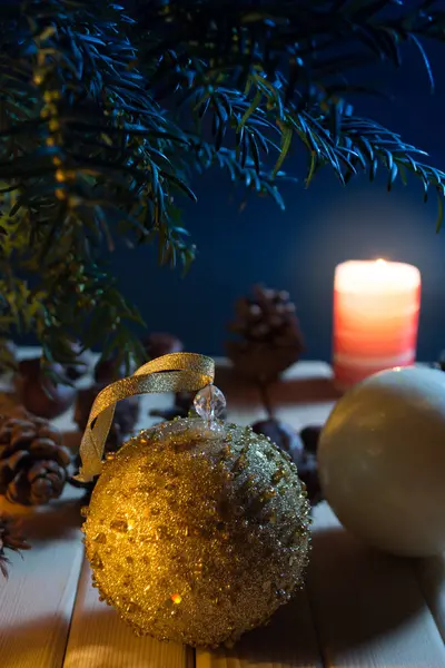 Tavolo di Capodanno decorato con ornamenti — Foto Stock