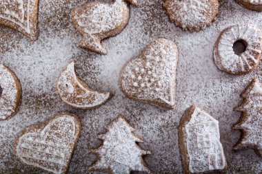 Gingerbread çerezleri plaka üzerinde şekerle kaplı