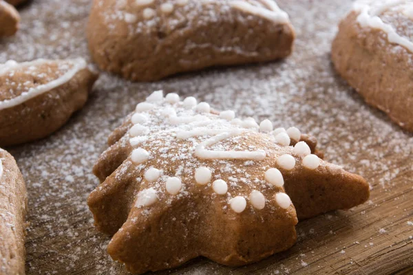 Peperkoek cookies op plaat bedekt met suiker — Stockfoto