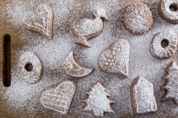 Μελόψωμο cookies στο πιάτο που καλύπτονται με ζάχαρη — Φωτογραφία Αρχείου