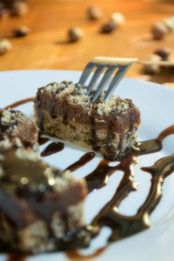 Kareler ceviz ile çikolatalı kek