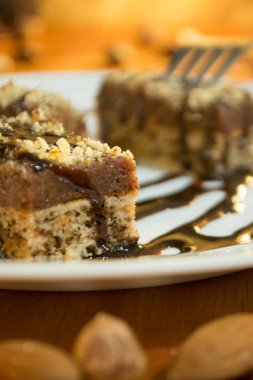 Kareler ceviz ile çikolatalı kek