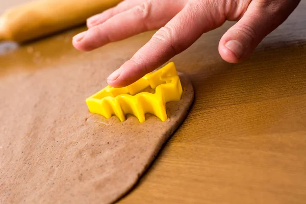 Zubereitung von Osterlebkuchen. — Stockfoto